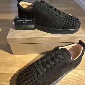 Svarta sneakers från Christian Louboutin - Endast byte! Nyskick! Endast testade kvitto finns! 