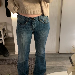 Blå bootcut jeans - Snygga blå bootcut jeans med låg midja. Köpta från brandy Melville storlek S. midjemått: 37/37.5 innerbenslängd: 76cm. Perfekt för mig som är 166cm