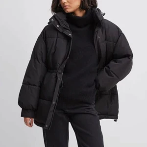 NA-KD Vadderad jacka med dragsko i midjan - Helt ny dunjacka som jag missat att returnera. Stor i storleken, enligt recensionerna på Nakd. Meddela mig för fler bilder!  Nypris: 1199kr