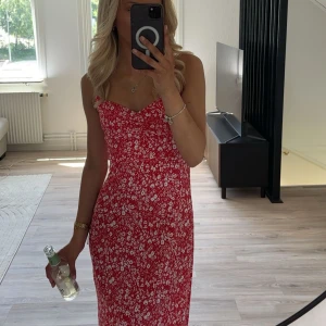 Långklänning - Helt ny klänning från Gina, köpt i somras men kom aldrig till användning, prislappen sitter kvar! Skriv för mer bilder. Köpare står för frakt❤️