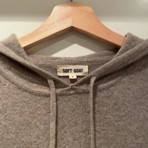 Beige hoodie från Soft Goat - Säljer en stilren och bekväm beige hoodie från Soft Goat. Skick 10/10, knappt använd och har en sjukt bra passform. Hör gärna av er vid fler frågor.