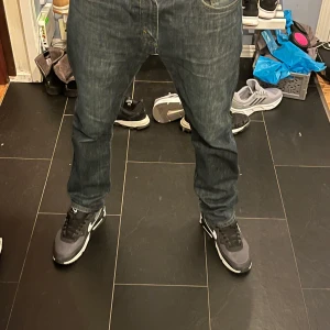 Mörkblå jeans från Levis, modell 502 - Snygga mörkblå jeans från Levis, modell 502. Säljer p.g.a att jag inte använder dem längre.