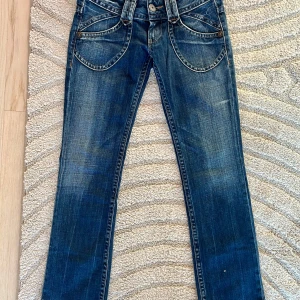 Blå jeans från Pepe Jeans - Snygga blå lågmidjade jeans från Pepe Jeans 🤍För stora för mig, men längden passar perfekt för mog som är 1,60🌸Pris kan diskuteras