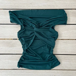 Grön offshoulder topp från BikBok - En jättesöt grön offshoulder topp från BikBok. Den kom tyvärr aldrig till användning, prislappen finns kvar💘