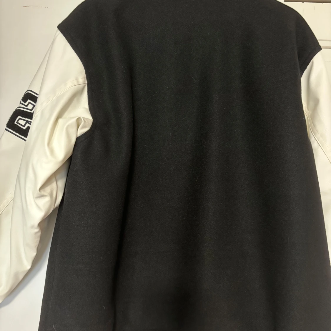 Svart och vit collegejacka - 1