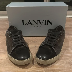 Grå Lanvin - Väldigt fetta lanvins med shiny cap toe. Läcker inte in något vatten har använts i vinter. Vid fler funderingar skriv dm🤗kommer inte svara på skambud