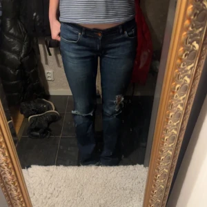 Lågmidjade bootcut jeans - Sååå snygga jeans som är ett av mina favvo par, älskar dom för dom har så sjukt snygga hål och är så långa även fast jag har klippt av dom (178 cm lång)🩷 uppsydda för dom ska vara mer lågmidjade men absolut inget man lägger märke till🩷🩷🩷