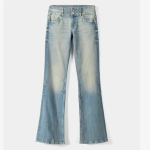 Ljusblå low bootcut jeans - Snygga ljusblå bootcut jeans från Bershka. Perfekta nu när det börjar bli vår och mer ljust ute☀️har väldigt bra skick, använt få gånger.