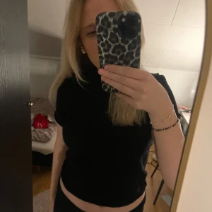 Svart t-shirt - En svart t-shirt med en högre neckline. 