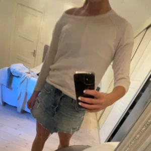 Ljusrosa långärmad tröja - Säljer en stilren rosa långärmad tröja med en offshoulder-design. Perfekt för en avslappnad och trendig look. Passar bra till både jeans och kjol. Ett mångsidigt plagg för garderoben!