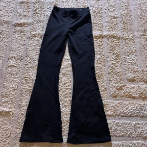 Utsvängda byxor - Utsvängda leggings i fint skick som tyvärr inte längre kommer till användning