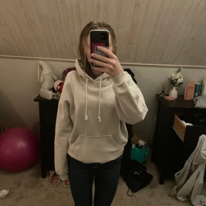 Beige hoodie med ficka framtill - Säljer en stilren beige hoodie med en stor ficka framtill och justerbar huva med snören. Perfekt till ett par snygga jeans. Säljer då jag inte andvänder längre. Andvänd fåtal gånger!🥰pris går att diskutera!