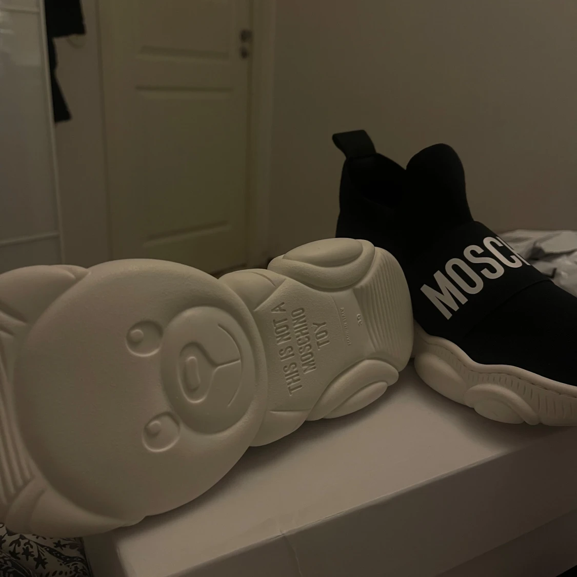 Svarta sneakers från Moschino - 1