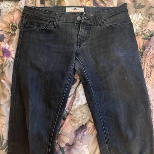Svarta jeans från Fornarina - Snygga svarta jeans från Fornarina i en klassisk stil. De är tillverkade av 98% bomull och 2% elastan för en bekväm passform. Perfekta för en stilren look. Säljer pga att de är för stora för mig