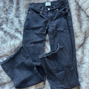 Svarta jeans från Abrand Jeans - Snygga svarta jeans från Abrand Jeans med fransiga benslut och i modelen ”99 Low Boot” Använda fåtal gånger💞