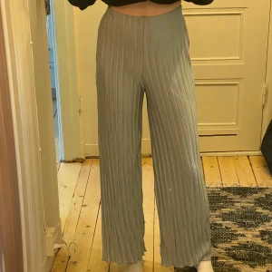 Ljusblå plisserade byxor från Gina Tricot - Snygga ljusblå/babyblå plisserade byxor med hög midja och lös passform. Mjuka och bekväma men för korta för mig 🩵