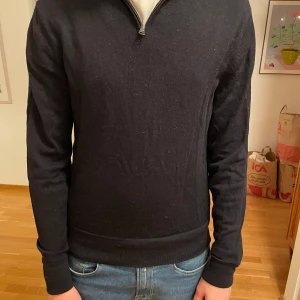 Quarter zip från These Glory Days - Snygg merinoull tröja i svart färg Är i nyskick och använd några par gånger. Nypris: 1099kr Storlek: S, passar 170 - 180cm Pris kan diskuteras vid snabb affär 👍🏼