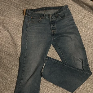 Blå jeans från Levi's 501 - Klassiska blå jeans från Levi's med en rak passform. De har en traditionell femficksdesign och en knappgylf. Perfekta för en avslappnad stil. Pris kan diskuteras i dm och fråga alltid om du undrar något. 