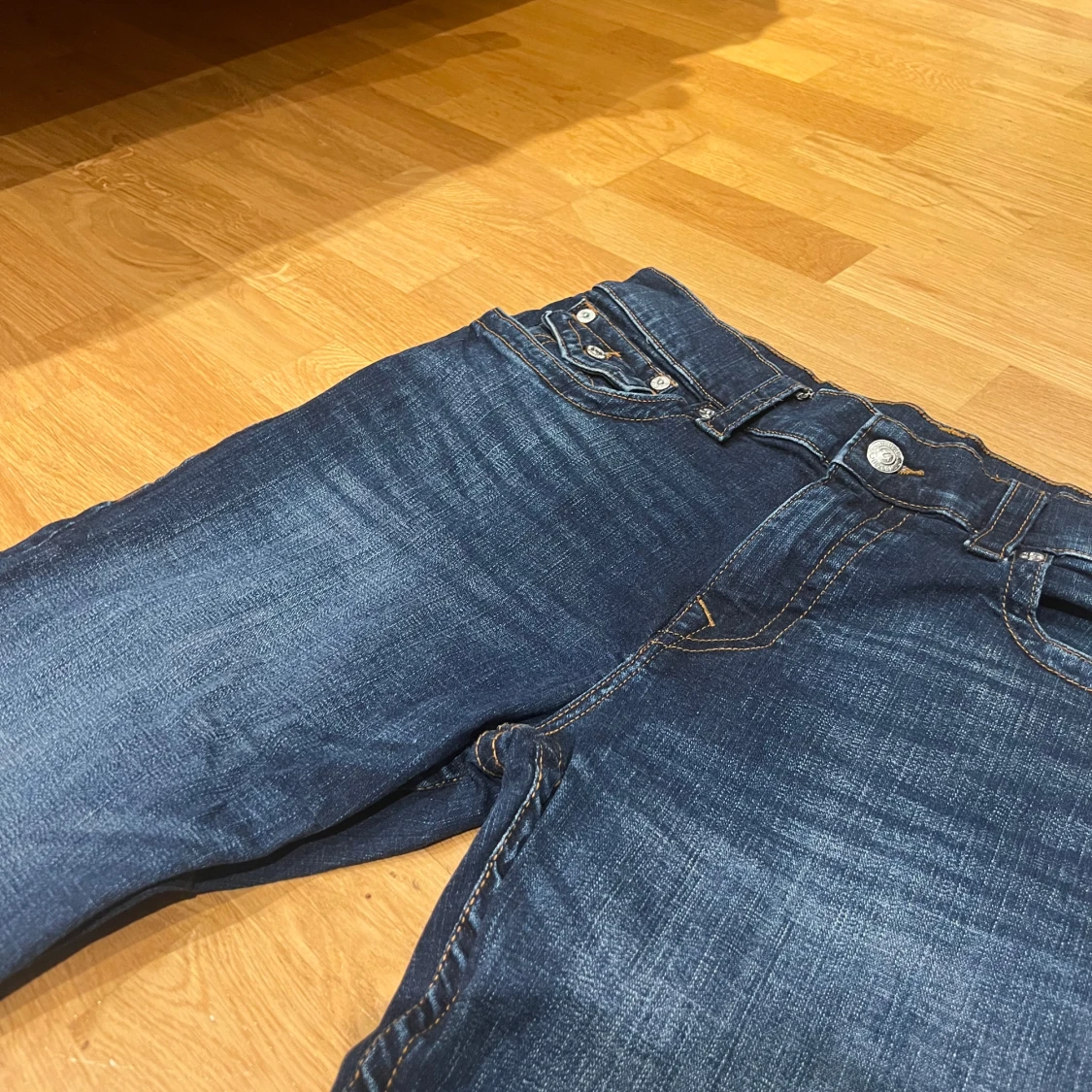 Mörkblåa True Religion jeans. - 2