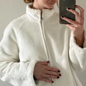 Vit fleecejacka från Green Tea - Så mysigt vit päls/fleecejacka i jättefint skick🌷❣️