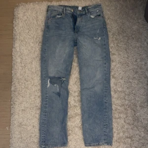 Straight jeans - Blå straight jeans med hål från hm🩷