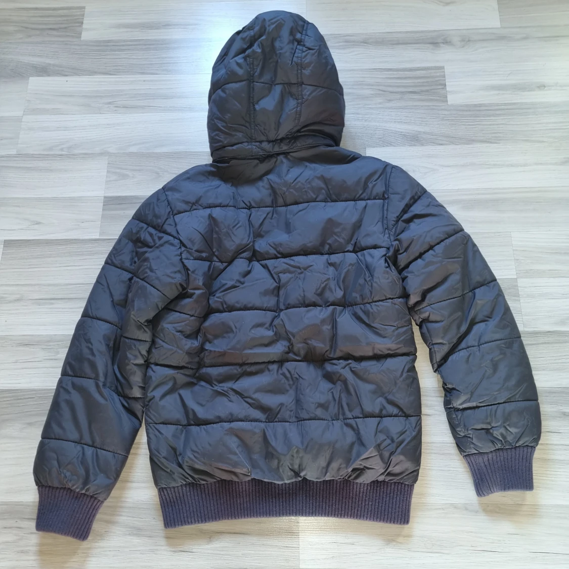 Svart pufferjacka med huva - 1