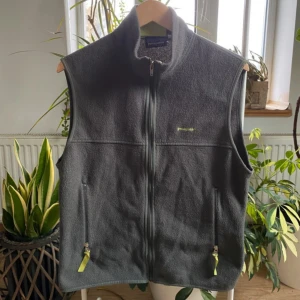Patagonia vest - Tja, säljer nu min fleece vest ifrån Patagonia då den inte används längre. As fet och unik färg och fint skick. Byten kan vara intressant. Skriv vid minsta lilla fundering! Storlek M passar S