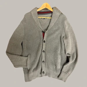 Tommy Hilfiger Cardigan - Tommy Hilfiger Kofta/cardigan i Large. Den är grå och superbra skick! 