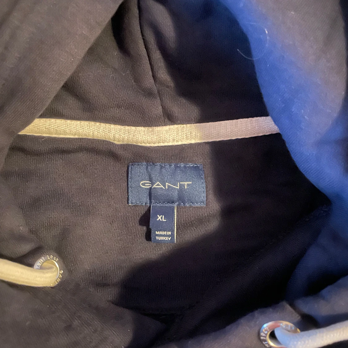 Mörkblå hoodie från GANT - 2