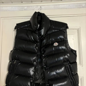 MONCLER TIB - Tjena, säljer du min moncler tib😃Cond: 9/10 Pris:3000kr MVH Nico Tomasson