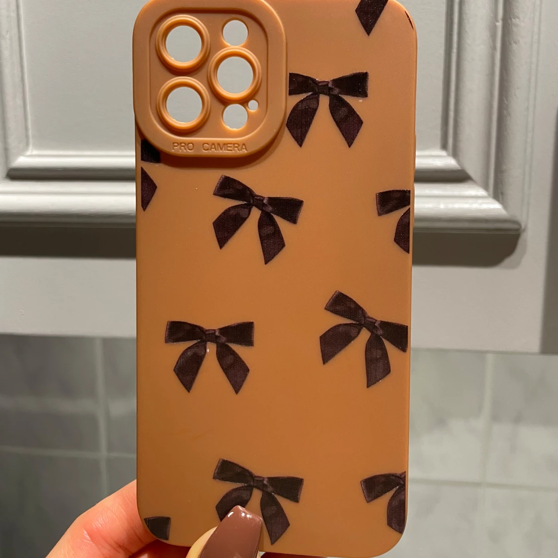 Brun mobilskal med rosetter iPhone 12 pro - 3
