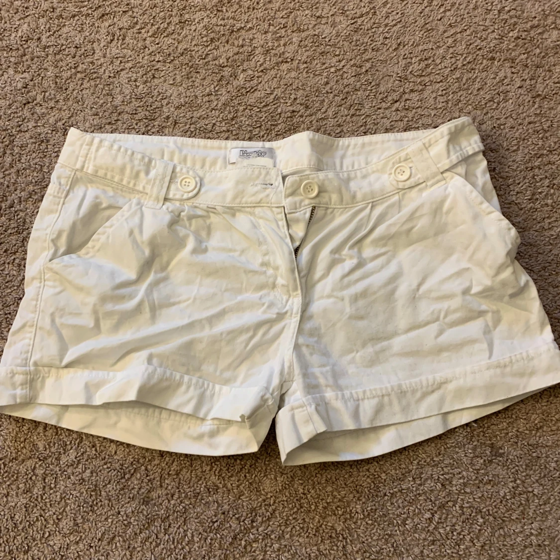 Lågmidjade vita jeans shorts från Pimkie