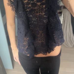 Volang topp från Zara - Säljer denna topp från Zara , jätte fin och passar bra till fest och att bara ha ! Är i storlek s , dock har knappen ramlat av men går lätt att sy på en ny! Skriv för frågor💕