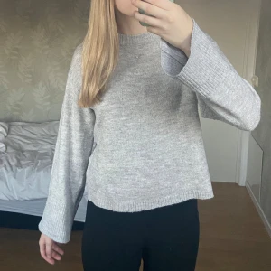Grå stickad tröja - Säljer en grå stickad tröja från hm. Säljer då jag inte har använt den så mycket och för att den blivit för liten. Hör av dig vid frågor!🥰 Pris kan diskuteras