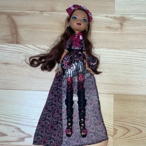 Docka  - En unik docka från Disney. Jätte många detaljer på kläderna, en blommig krona på huvudet, många olika blommiga detaljer, värt att köpa!  