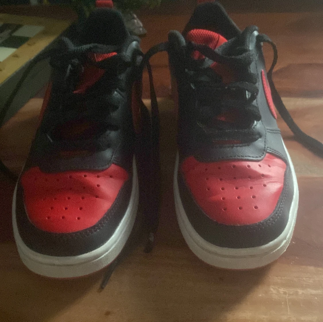 Nike sneakers i svart och rött