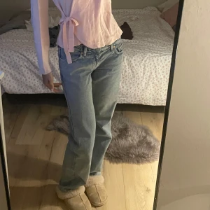 Blå jeans från weekday - Snygga blå jeansbyxor med en klassisk straight passform. De har en lågmidjad design och är perfekta för en avslappnad stil. Byxorna har traditionella fem fickor och en dragkedja framtill.