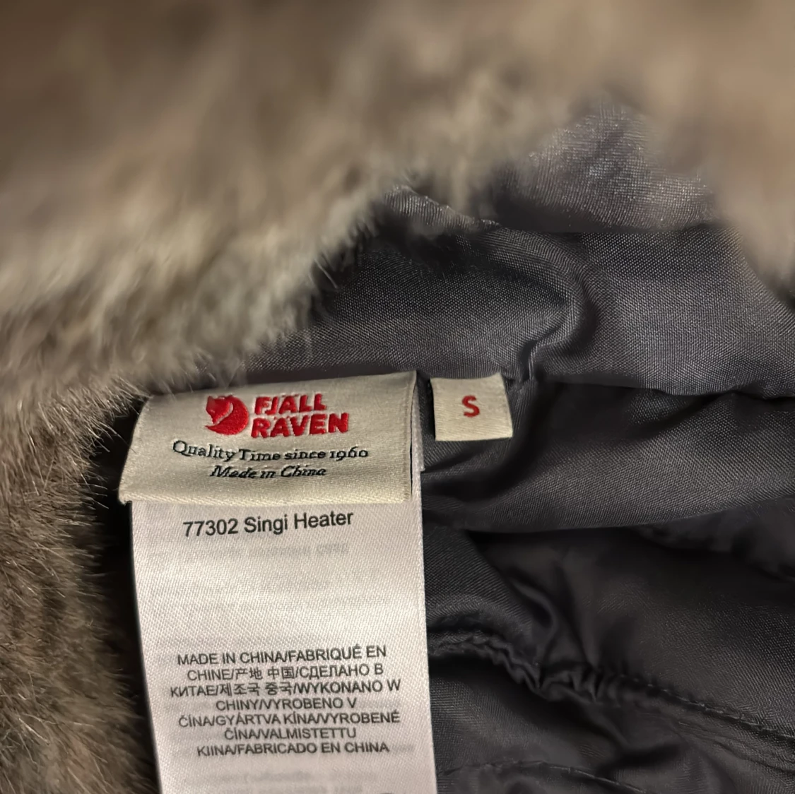 Svart pälsfodrad mössa från Fjällräven - 3