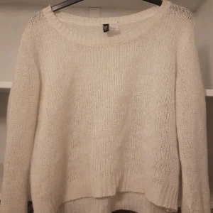 Vit stickad tröja  - Mysig vit stickad tröja från med rund halsringning och långa ärmar. Man måste ha någonting under den💞
