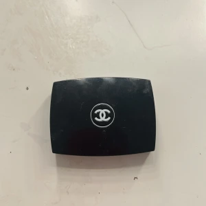 Svart ögonskugga från Chanel - Elegant svart ögonskugga från Chanel i en stilren kompakt förpackning med spegel. Perfekt för att skapa en dramatisk look med två nyanser av mörkgrå och svart. Priset kan diskuteras ❤️