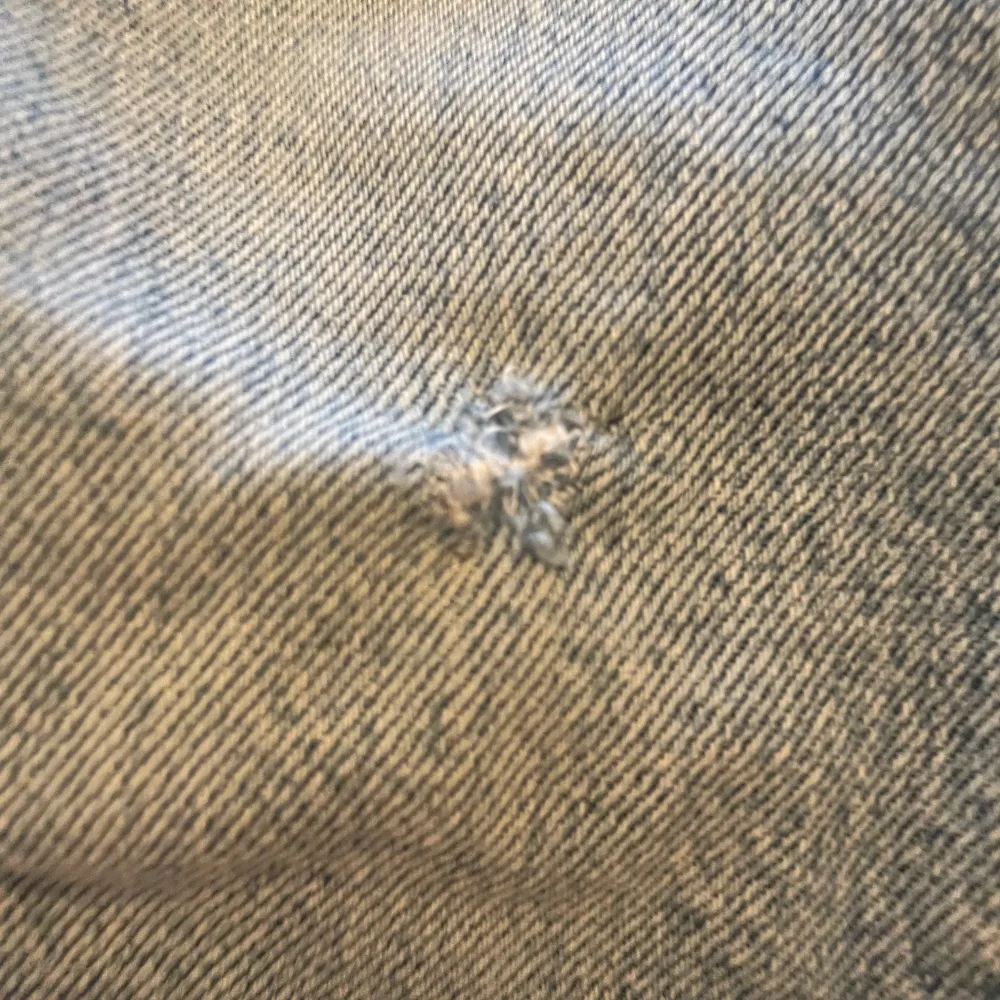 Snygga blå jeans från Calvin Klein med en klassisk femficksdesign. De har en normal passform och är perfekta för en avslappnad stil. Jeansen har en knappgylf och är tillverkade i ett slitstarkt denimtyg. Jeansen är i storlek 16years och har en defekt på knät därav billigt pris. Om du har någon fundering är det bara att höra av sig. Mvh Levi!. Farkut & Housut.