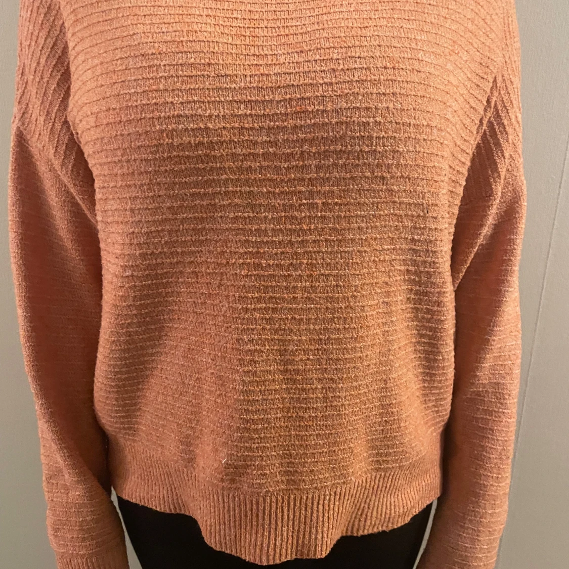 Persikofärgad stickad tröja - 1