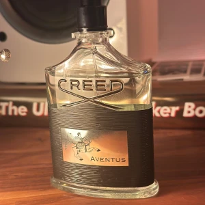 Creed Aventus Tester EDP 100ml  - Tjena! Nu finns denna riktigt goda Creed Aventus  EDP 100ml tester flaskan till salu. Den är 100% ÄKTA! Detta kan man se genom att kolla doften och även legit checka flaskan då den uppfyller ALLA kraven för att vara äkta. Den håller helt sjukt på huden och projectar ännu bättre tom. Detta är endast ett intressekollo så priset är rätt satt i sten eftersom jag gillar doften:) 