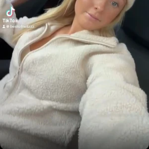 Beige fleece hoodie - Mysig beige hoodie i fleece med dragkedja framtill. Den har långa ärmar och en bekväm passform. Använd 3 gånger 