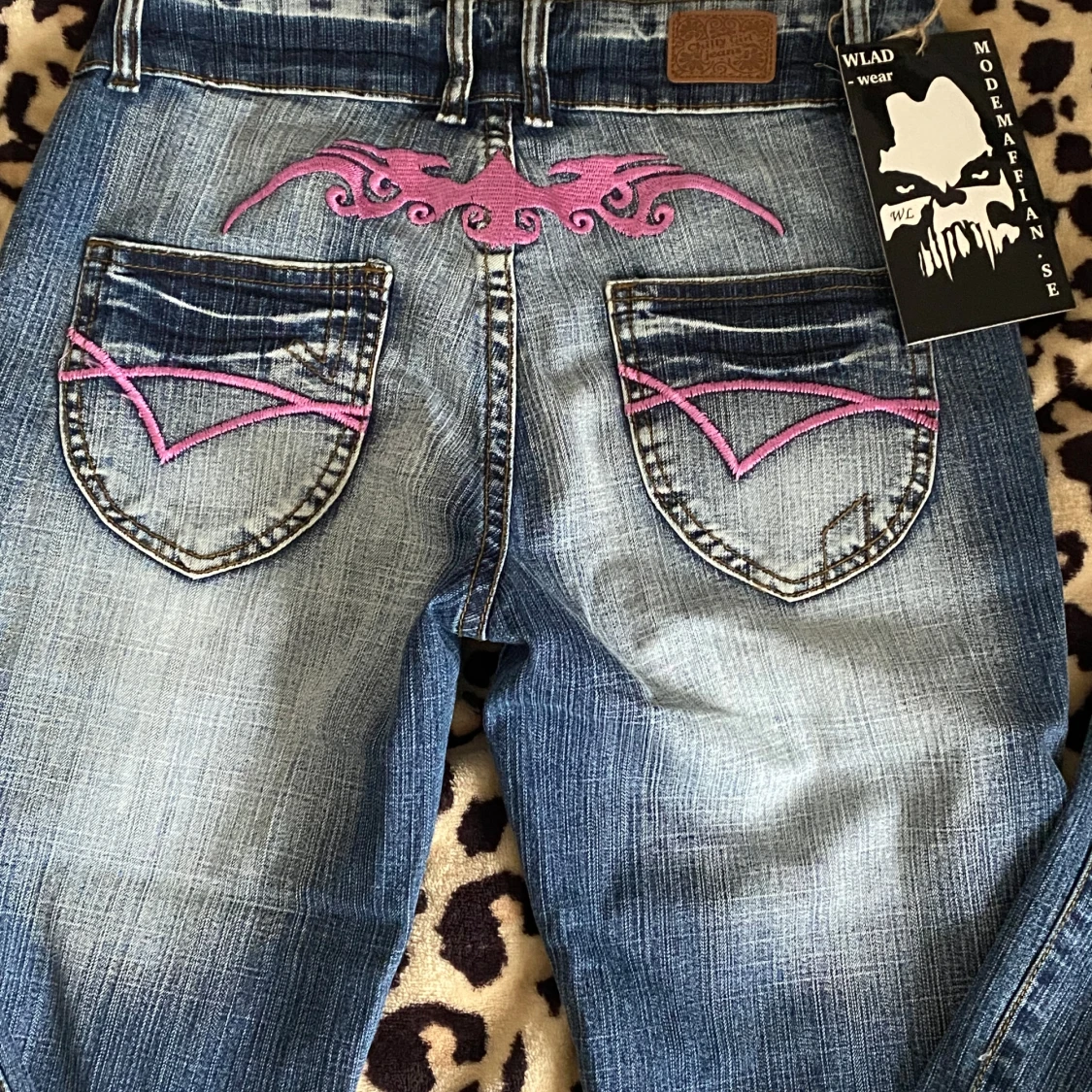 Blå jeans med rosa broderi från Crazy Age - 1