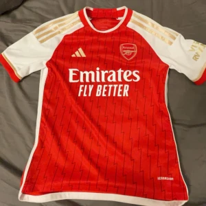 Arsenal footbal jersey - I princip alldrig använd. 