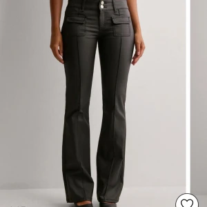 Lågmidjade läderbyxor - Lågmidjade läder? Byxor från Nelly som är slutsålda i 32. Använda 1 gång 