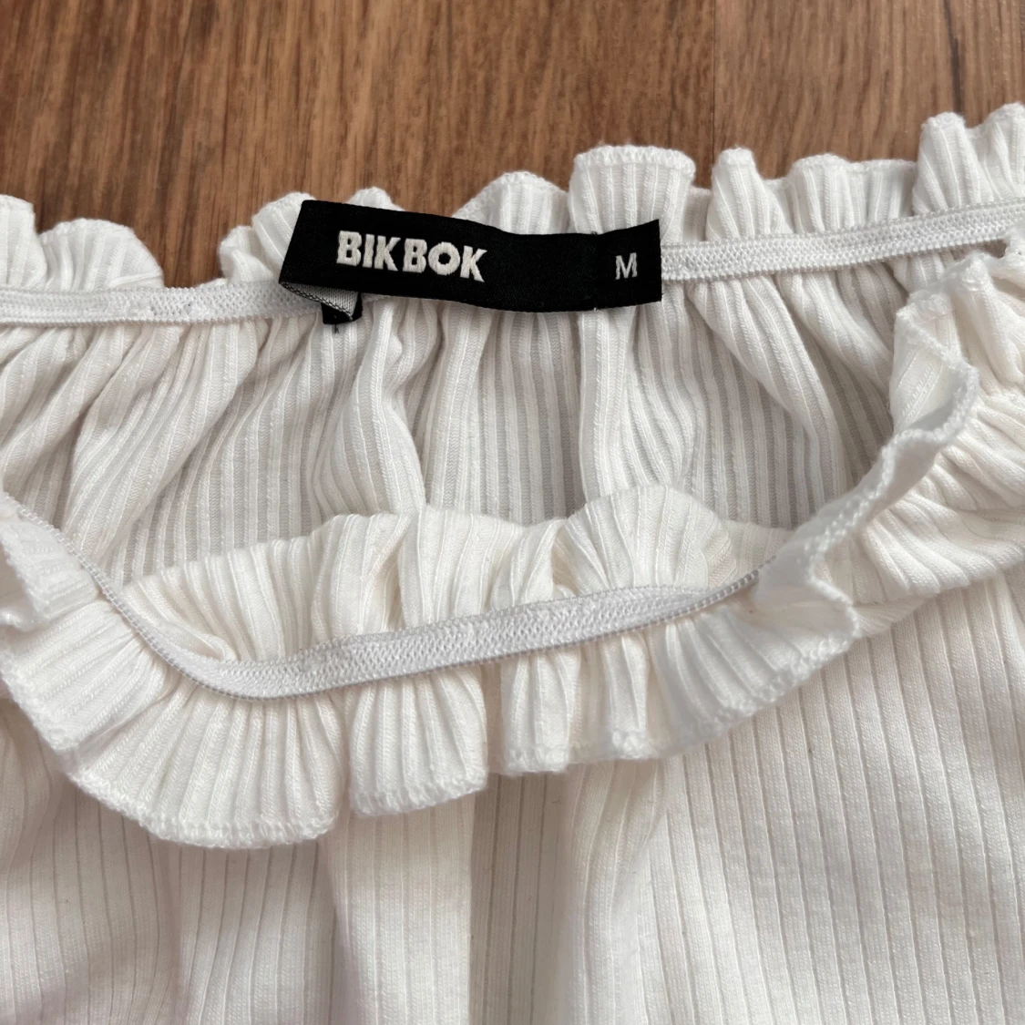 Vit offshoulder topp från Bik Bok - 3