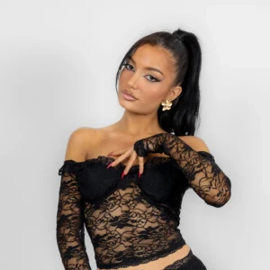 Svart spetstopp - Säljer en elegant svart spetsblus med offshoulder-design och långa ärmar. Blusen har ett vackert mönster och är perfekt för en stilfull look. Passar bra till både jeans och kjol. Använd fåtal gånger och är väl omhändetagen <3 pris kan diskuteras