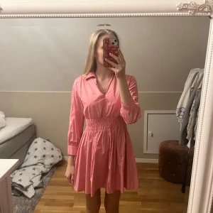 Rosa klänning  - Jättefin sommarklänning som är använd men fortfarande i bra skick💕 Klänningen är i storlek XS men passar även S😁 Perfekt till sommaren! Den smockade detaljen gör att den får extra bra passform😇